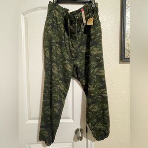 Levi’s camouflage cargo joggers